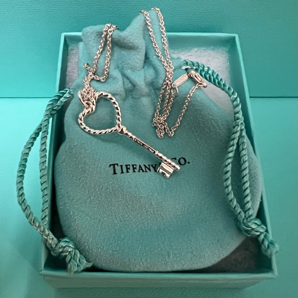 🌸🌸 Authentic Tiffany & Co. Silver Twist Heart Key on 16” Sterling Silver… - Picture 3 of 7